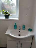 Spacious 3bed House in Walsall With Parking Onsite