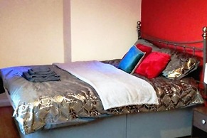 Spacious 3bed House in Walsall With Parking Onsite