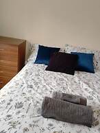 Spacious 3bed House in Walsall With Parking Onsite