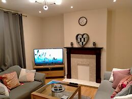 Spacious 3bed House in Walsall With Parking Onsite