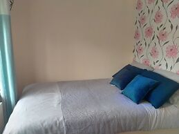 Spacious 3bed House in Walsall With Parking Onsite