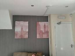 Spacious 3bed House in Walsall With Parking Onsite