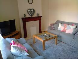 Spacious 3bed House in Walsall With Parking Onsite