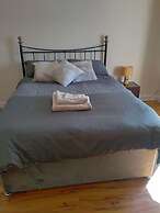 Spacious 3bed House in Walsall With Parking Onsite