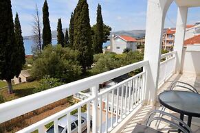 Remarkable 2-bed Apartment in Okrug Gornji