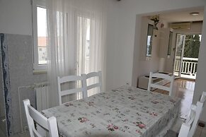 Remarkable 2-bed Apartment in Okrug Gornji