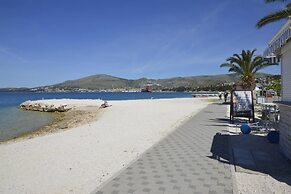 Remarkable 2-bed Apartment in Okrug Gornji