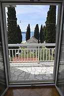 Remarkable 2-bed Apartment in Okrug Gornji