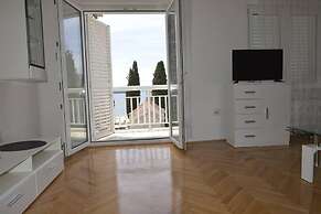 Remarkable 2-bed Apartment in Okrug Gornji