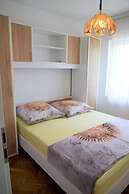 Remarkable 2-bed Apartment in Okrug Gornji