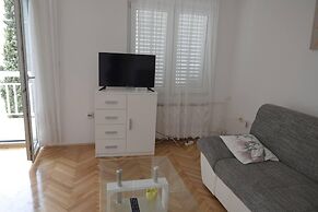 Remarkable 2-bed Apartment in Okrug Gornji