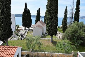 Remarkable 2-bed Apartment in Okrug Gornji