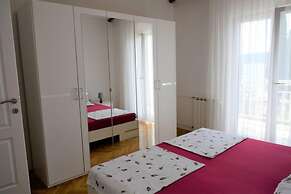 Remarkable 2-bed Apartment in Okrug Gornji