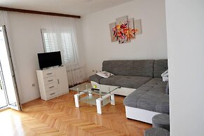 Remarkable 2-bed Apartment in Okrug Gornji
