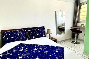 1 Bed Studio Sleeps 2 - Secure Parking, Central