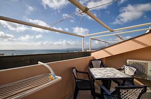 Emerald Apartment With Sea View