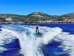 Sunshine Deluxe 80m2 Apartment With Pool, 50 m2 Garden Lounge and Outd