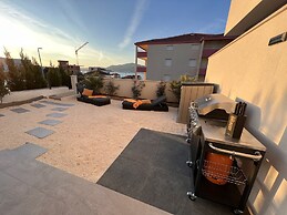 Sunshine Deluxe 80m2 Apartment With Pool, 50 m2 Garden Lounge and Outd