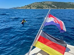 Sunshine Deluxe 80m2 Apartment With Pool, 50 m2 Garden Lounge and Outd