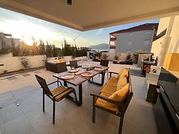 Sunshine Deluxe 80m2 Apartment With Pool, 50 m2 Garden Lounge and Outd