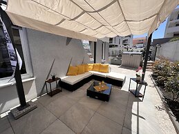 Sunshine Deluxe 80m2 Apartment With Pool, 50 m2 Garden Lounge and Outd