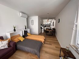 Sunshine Deluxe 80m2 Apartment With Pool, 50 m2 Garden Lounge and Outd