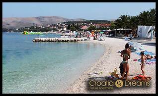 Sunshine Deluxe 80m2 Apartment With Pool, 50 m2 Garden Lounge and Outd