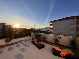 Sunshine Deluxe 80m2 Apartment With Pool, 50 m2 Garden Lounge and Outd