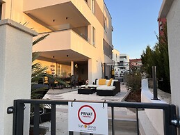 Sunshine Deluxe 80m2 Apartment With Pool, 50 m2 Garden Lounge and Outd