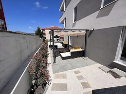 Sunshine Deluxe 80m2 Apartment With Pool, 50 m2 Garden Lounge and Outd
