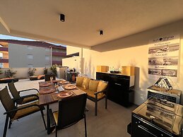 Sunshine Deluxe 80m2 Apartment With Pool, 50 m2 Garden Lounge and Outd