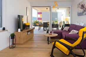 Sunshine Deluxe 80m2 Apartment With Pool, 50 m2 Garden Lounge and Outd