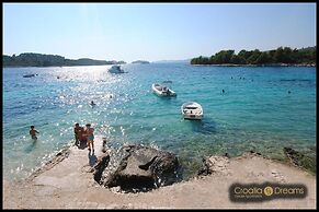 Oceanview Deluxe Penthouse Apartment With 89m2 Living Space & 90m2 Roo