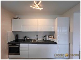 Oceanview Deluxe Penthouse Apartment With 89m2 Living Space & 90m2 Roo