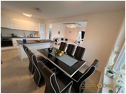 Oceanview Deluxe Penthouse Apartment With 89m2 Living Space & 90m2 Roo