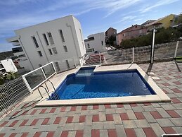 Oceanview Deluxe Penthouse Apartment With 89m2 Living Space & 90m2 Roo