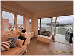 Oceanview Deluxe Penthouse Apartment With 89m2 Living Space & 90m2 Roo