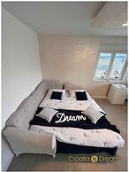 Oceanview Deluxe Penthouse Apartment With 89m2 Living Space & 90m2 Roo