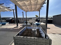 Oceanview Deluxe Penthouse Apartment With 89m2 Living Space & 90m2 Roo