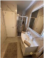 Oceanview Deluxe Penthouse Apartment With 89m2 Living Space & 90m2 Roo