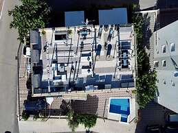 Oceanview Deluxe Penthouse Apartment With 89m2 Living Space & 90m2 Roo