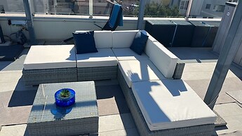 Oceanview Deluxe Penthouse Apartment With 89m2 Living Space & 90m2 Roo