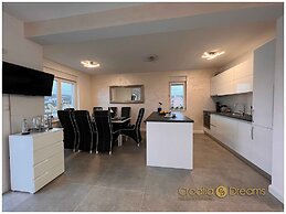 Oceanview Deluxe Penthouse Apartment With 89m2 Living Space & 90m2 Roo