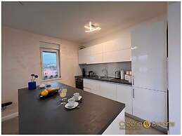 Oceanview Deluxe Penthouse Apartment With 89m2 Living Space & 90m2 Roo