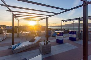 Oceanview Deluxe Penthouse Apartment With 89m2 Living Space & 90m2 Roo