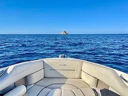 Oceanview Deluxe Penthouse Apartment With 89m2 Living Space & 90m2 Roo