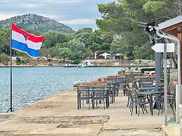 Oceanview Deluxe Penthouse Apartment With 89m2 Living Space & 90m2 Roo