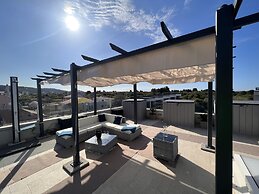 Oceanview Deluxe Penthouse Apartment With 89m2 Living Space & 90m2 Roo