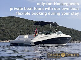 Oceanview Deluxe Penthouse Apartment With 89m2 Living Space & 90m2 Roo