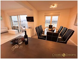 Oceanview Deluxe Penthouse Apartment With 89m2 Living Space & 90m2 Roo